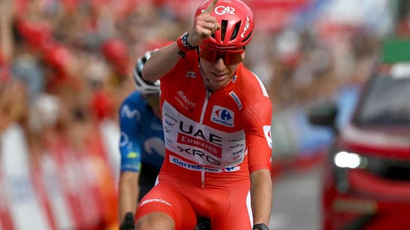 Mas raggiunge Pogacar in salita e lo supera nello sprint finale: terza vittoria su cinque alla Vuelta. 1