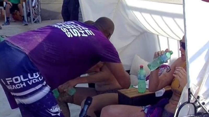 Tecnico aggredisce le sue giocatrici di beach volley. Le atlete urlano: “Lasciaci stare” 1