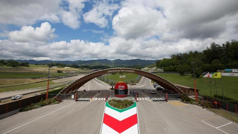 Tragedia al Mugello: perde la vita un motociclista. L'incidente provocato da olio sulla pista. 1