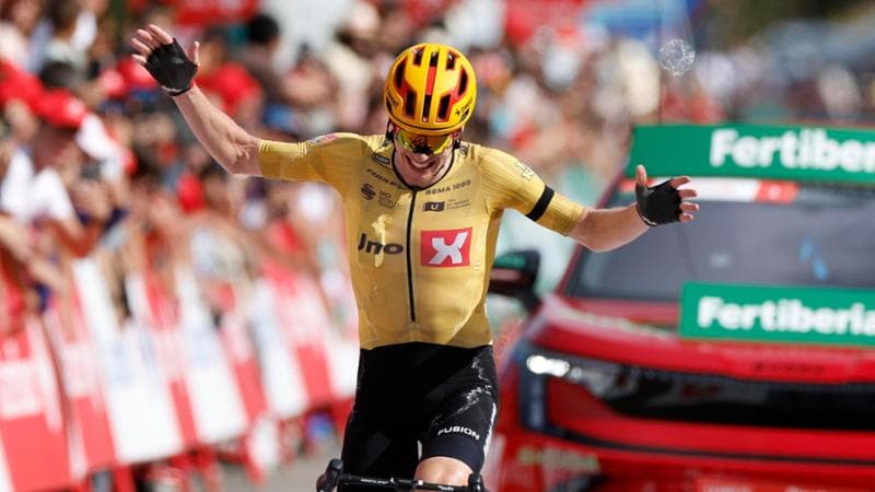 Vuelta, Pogacar gestisce la situazione, successo norvegese ad Aramon con omaggio a Re Harald V. 1