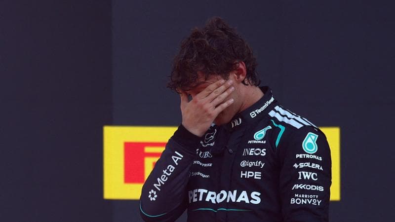 Antonelli piange sul podio tra le bandiere Ferrari, poi festa con “Sarà perché ti amo” 1