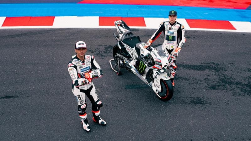 Aprilia in bianco a Misano: l'omaggio a Gilles Villeneuve e agli 80 anni della Vespa 1