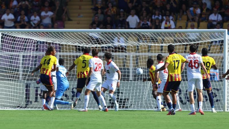 Il Lecce vince 3-2, il Monza si sveglia tardi Lecce-Monza 3-2, il Lecce vince e il Monza si sveglia solo nel finale 1