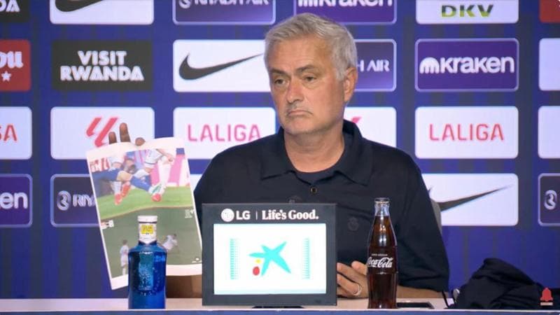 Mourinho mostra le foto degli errori arbitrali dopo la sconfitta del Real con l'Atletico Mourinho mostra le foto degli errori arbitrali dopo la sconfitta del Real con l’Atletico 1