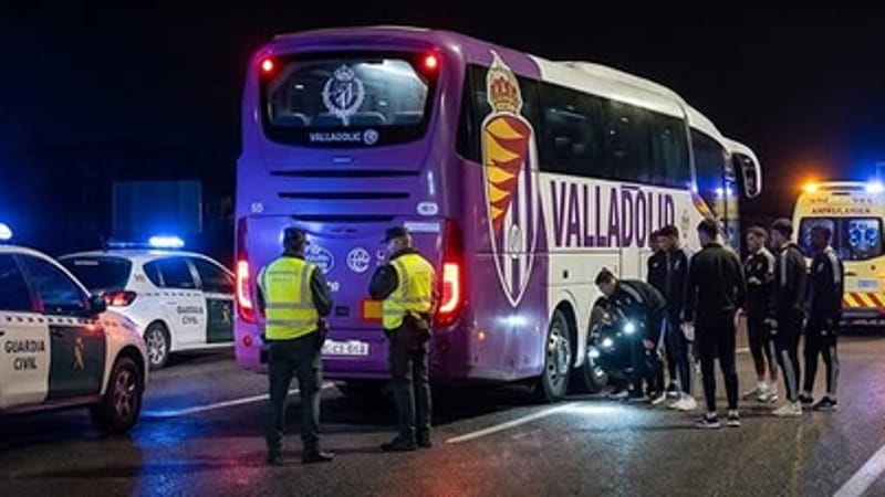 Ragazzino fugge da Ceuta nascosto tra le ruote del bus del Valladolid: i giocatori hanno sentito le urla Ragazzino fugge da Ceuta nascosto tra le ruote del bus del Valladolid: i giocatori hanno sentito le urla 1