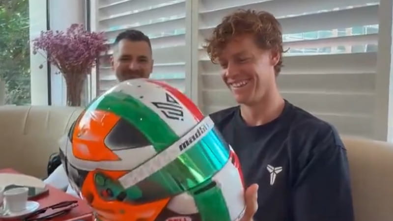 Sinner, il regalo speciale: un casco di F1 personalizzato 1