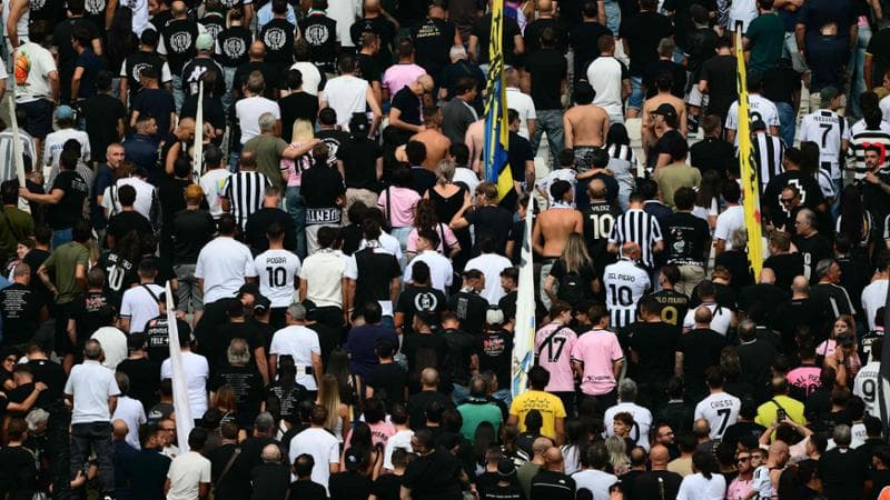 Tifosi di spalle durante il minuto di silenzio per Mazzola, la Juve paga solo 10 mila euro 1