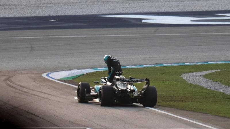 Russell, rimonta mondiale sempre più difficile: partirà dal fondo della griglia a Singapore1