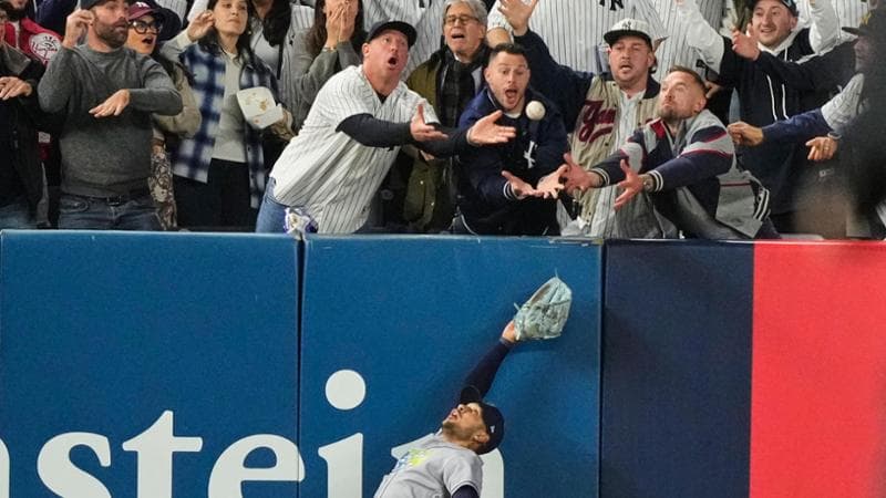 Un tifoso devia la palla, il VAR annulla il fuoricampo: gli Yankees eliminati dalla corsa al titolo MLB 1