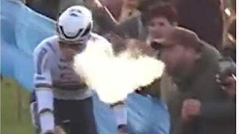 Follia in Belgio: tifoso soffia in faccia a Van der Poel il fumo di una sigaretta elettronica Follia in Belgio: tifoso soffia in faccia a Van der Poel il fumo di una sigaretta elettronica 1