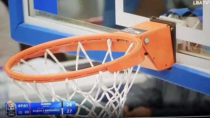 Grant Basile piega il canestro dopo una schiacciata in Napoli-Cantù. Il video Grant Basile piega il canestro dopo una schiacciata in Napoli-Cantù. Il video 1