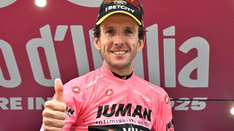 Simon Yates, vincitore del Giro d'Italia, si ritira dal ciclismo Simon Yates, vincitore del Giro d'Italia, si ritira dal ciclismo 1
